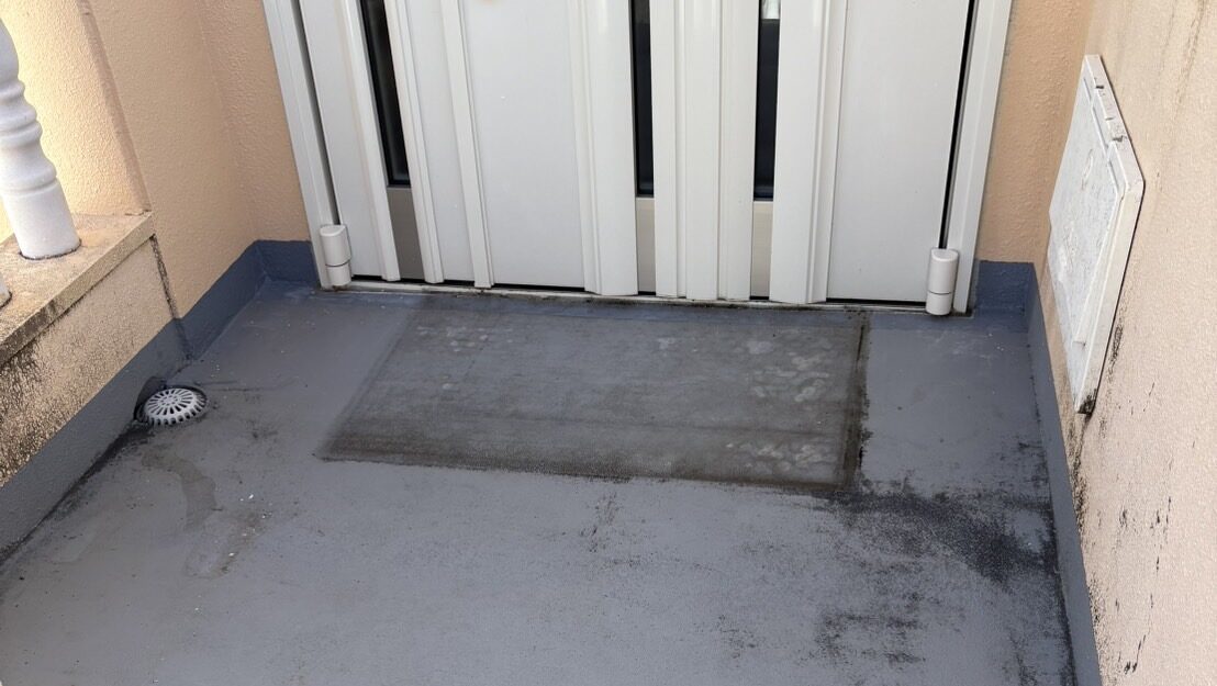 高圧洗浄で外壁をよみがえらせる！施工中の様子をご紹介