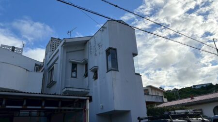 屋上の汚れを放置すると…？ 沖縄市高原の外壁・防水工事レポート