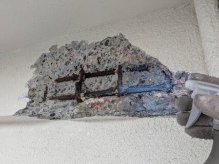 【沖縄市宮里・築50年アパート】外壁が爆裂してお困りの大家さんへ