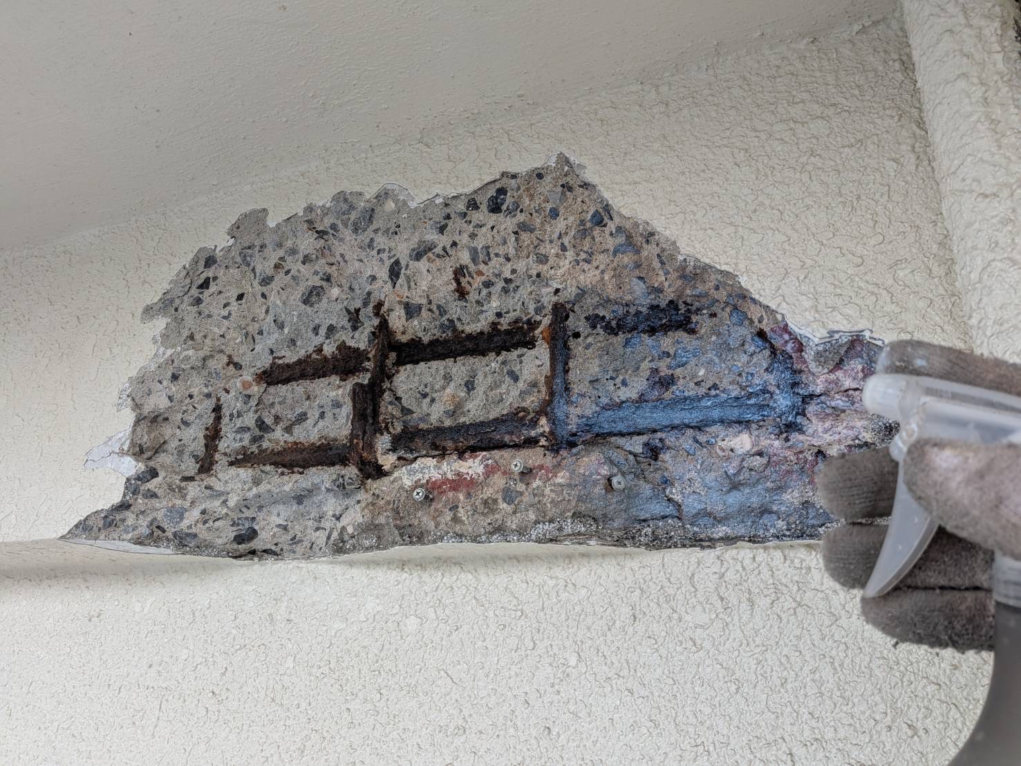 【沖縄市宮里・築50年アパート】外壁が爆裂してお困りの大家さんへ