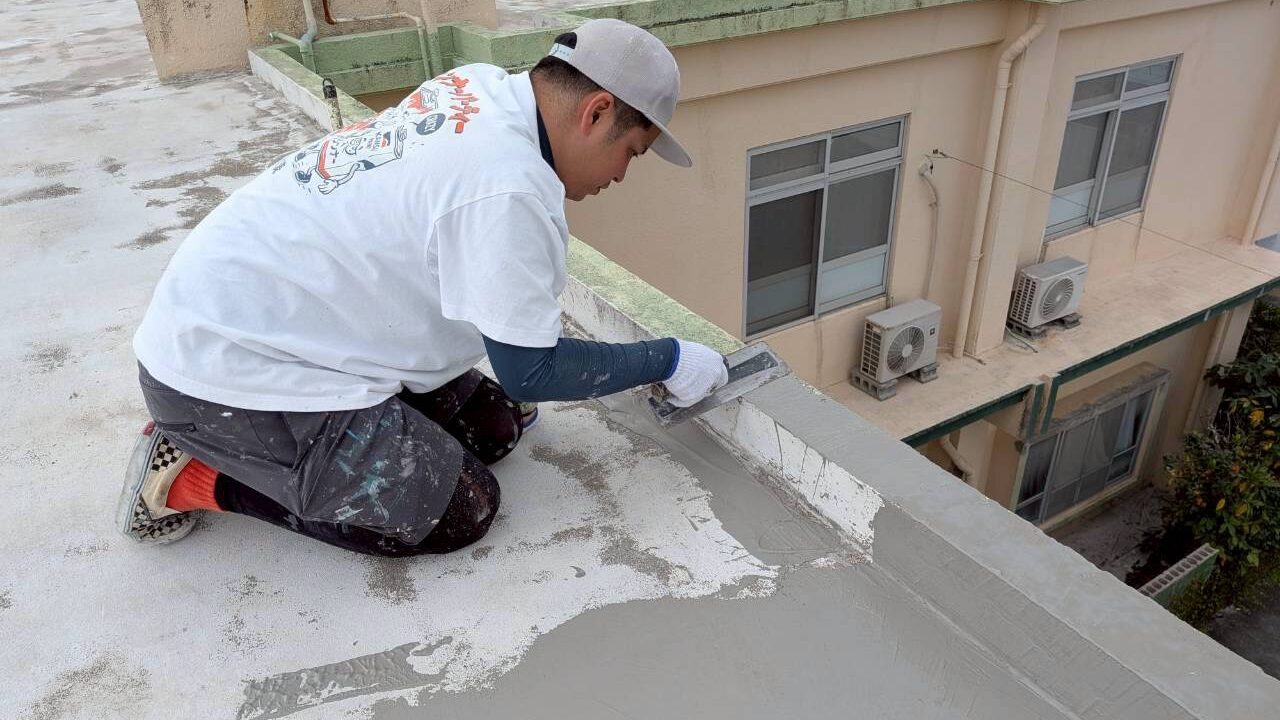 【沖縄市】補助金を活用して外壁修繕と屋上ベランダ防水｜築50年住宅の施工事例