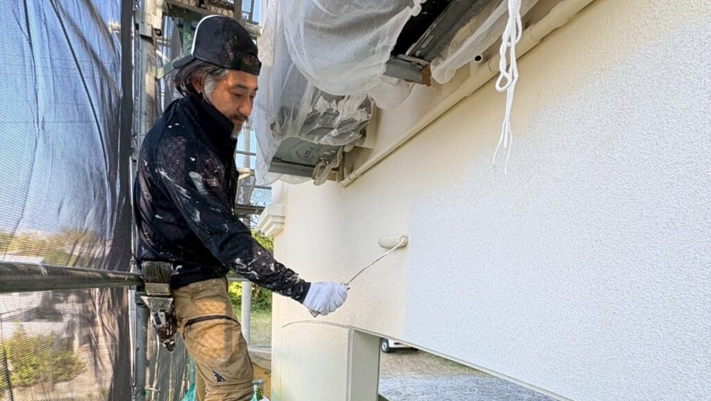 【読谷村】コケが目立つアメリカン住宅アパートを高耐久塗装｜築20年で見えた“見えない劣化”とは？