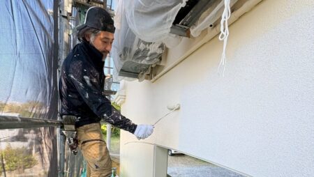【読谷村】コケが目立つアメリカン住宅アパートを高耐久塗装｜築20年で見えた“見えない劣化”とは？