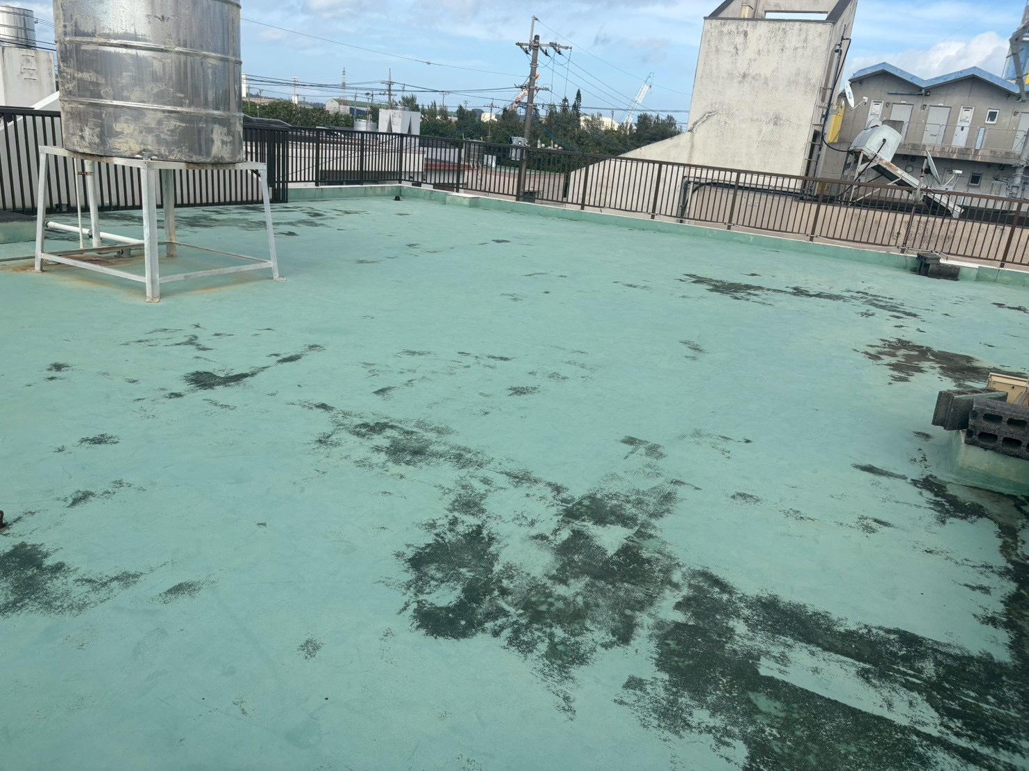 【沖縄市海邦】DIY防水が招く思わぬリスク。補助金を活用した屋上防水工事の施工事例
