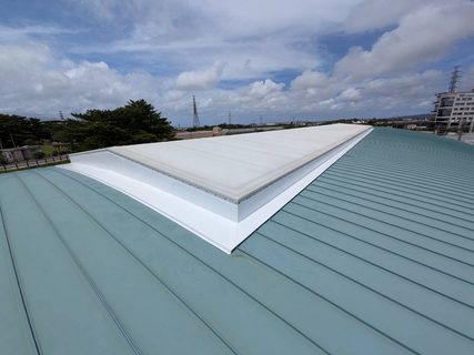 コザ運動公園・多目的場の雨漏り補修|原因を確認し、コーキングと遮熱塗装で再発を防ぐ